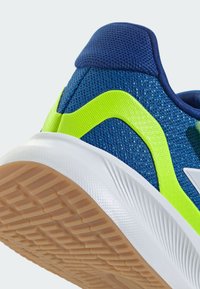 Laufschuh mit einem blauen Mesh-Obermaterial, hellgrünen Akzenten, weißer Zwischensohle und einer strukturierten Gummisohle für Halt.