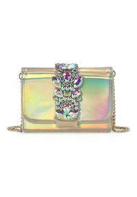 Clutch metálico holográfico con un adorno de rhinestones florales en la solapa, strap de cadena dorada y textura suave.