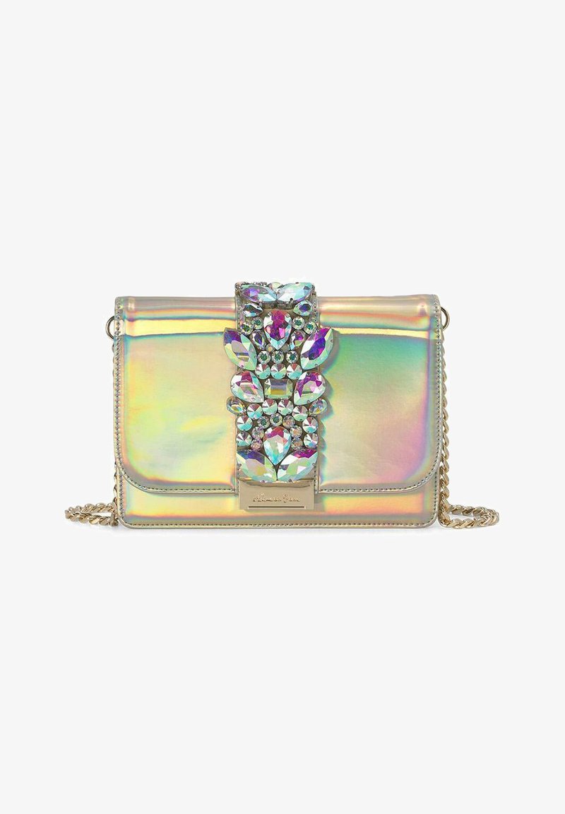 Clutch metálico holográfico con un adorno de rhinestones florales en la solapa, strap de cadena dorada y textura suave.