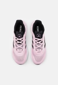 Zapatillas deportivas de punto rosas con acentos negros, diseño con cordones y acolchado suave. Presentan parte superior de malla ligera y suela texturizada para mayor agarre.