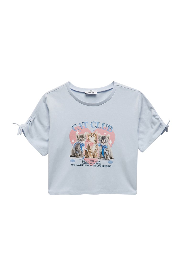 Camiseta recortada de color azul claro con mangas cortas, que presenta una impresión gráfica de tres gatos y el texto "CAT CLUB" en el frente.