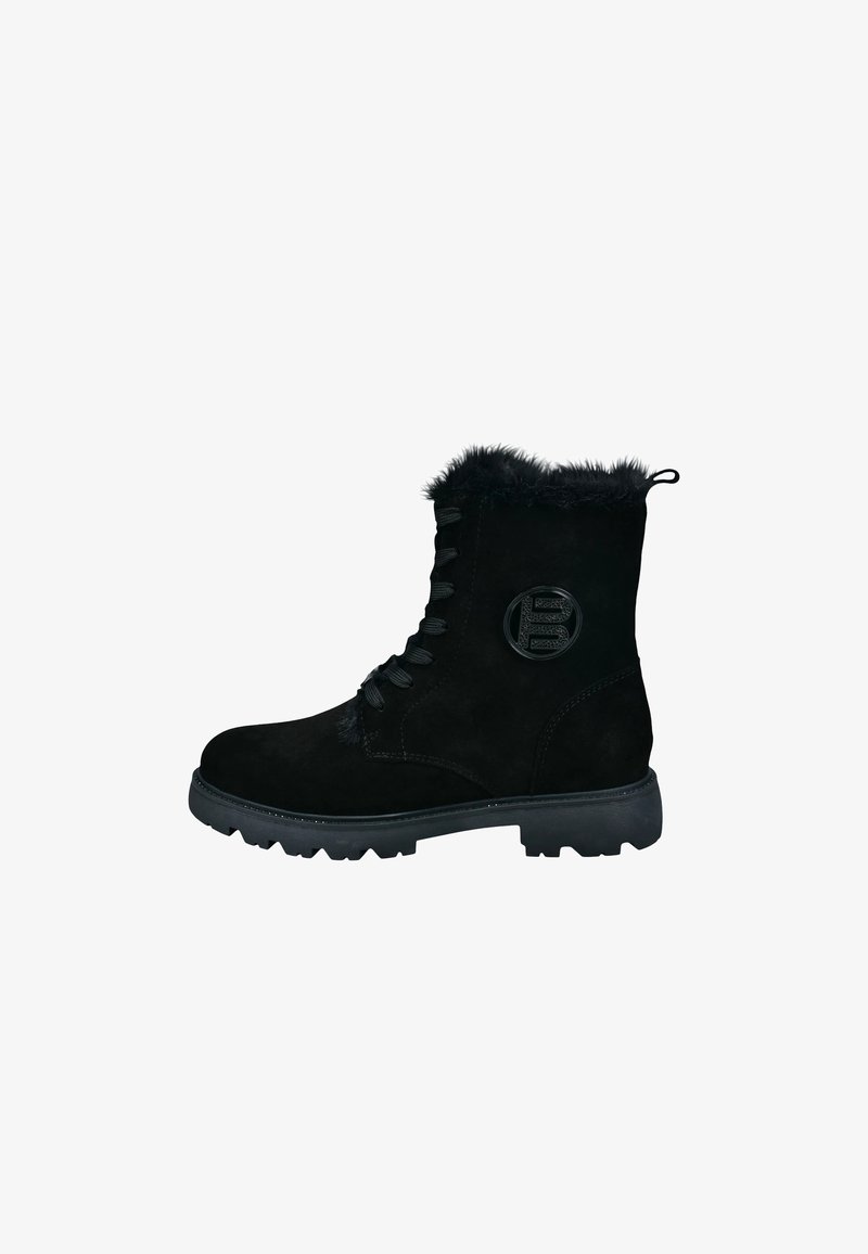 Schwarze Wildleder-Stiefeletten mit einem mit Fell besetzten Schaft, vorderer Schnürung, einem runden Emblem an der Seite und einer robusten Sohle für besseren Halt.