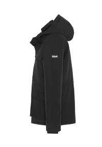 Giacca parka nera con cappuccio, dotata di zip frontale, diverse tasche e un logo ricamato sulla manica sinistra. Texture liscia e design snodato.