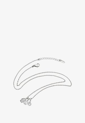 Sølv kædedyse med tre vedhæng: et diamantformet charm, en oval klar ædelsten og en cirkulær klar ædelsten.