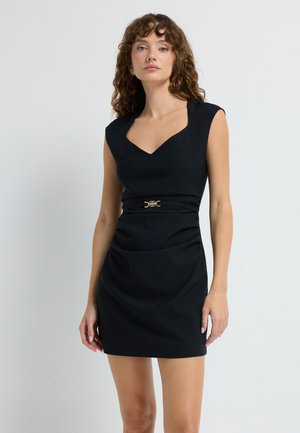 Zwarte jurk met een aansluitend ontwerp, korte mouwen, een V-halslijn en een gouden gespaccent om de taille. Soepele textuur en knie-lengte.