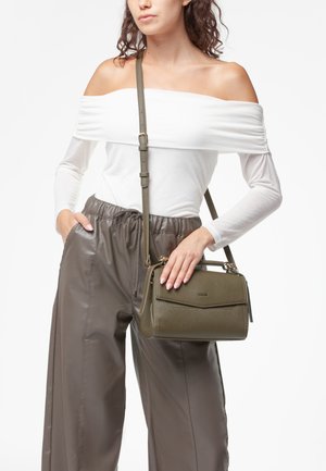 Borsa a tracolla in pelle verde oliva con design strutturato, manico superiore e tracolla regolabile, caratterizzata da una finitura testurizzata e chiusura a pattina.