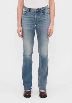 Jeans din denim de un albastru deschis, cu un design cu picior evazat, având o talie medie, cinci buzunare și detalii subtile de uzură.