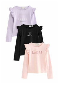 Trīs garas piedurknes krekli: lavandas krāsā ar volāniem pie piedurknēm un "BAKER" logo; melnā ar volāniem un "TB" logo; rozā ar volāniem pie piedurknēm un "BAKER" logo.