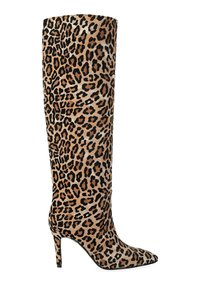 Bottines montantes en imprimé léopard en suède doux, avec un bout pointu et un talon stiletto fin. Le dessus est caractérisé par un motif marron et noir.