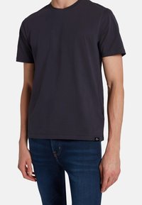 Maglietta a maniche corte grigio scuro, con colletto rotondo, realizzata in cotone, caratterizzata da un taglio dritto, texture liscia e una piccola etichetta del logo sul lato.