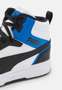 Schwarzer, weißer und blauer High-Top-Sneaker aus strukturiertem Leder, mit dem hervorgehobenen PUMA-Logo, Schnürsystem und gepolstertem Kragen.