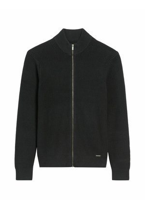 Czarny sweter zapinany na zamek, wykonany z dzianiny, z wysokim kołnierzem, prążkowaną fakturą, długimi rękawami i małą metką z logo blisko dolnego brzegu.