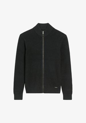 Czarny sweter zapinany na zamek, wykonany z dzianiny, z wysokim kołnierzem, prążkowaną fakturą, długimi rękawami i małą metką z logo blisko dolnego brzegu.