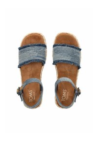 Modré denim platformové sandály s třepenými textilními pásky, hnědou umělou koženou stélkou a nastavitelným páskem kolem kotníku s kovovou sponou.