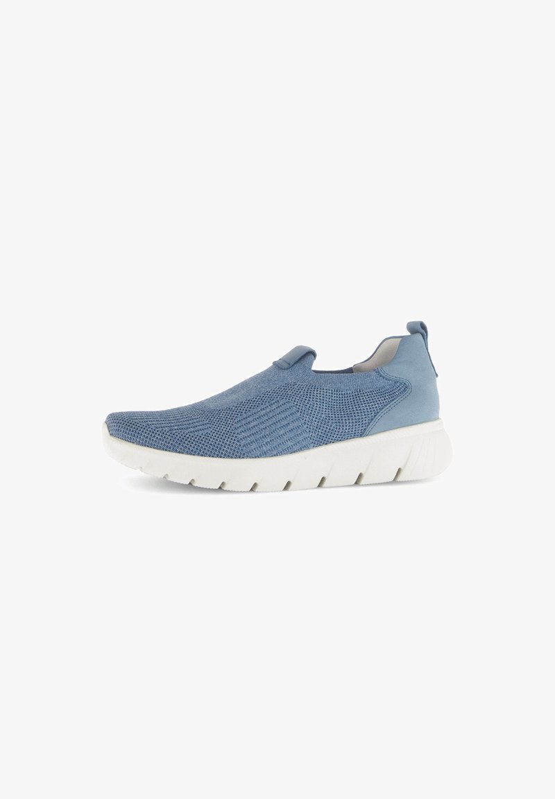 Blaue Slipper mit einem strukturierten Strick-Obermaterial und einer weißen, dicken Sohle. Verfügt über einen gepolsterten Kragen und ein minimalistisches Design.
