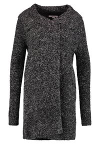 Grau strukturierter Cardigan mit Kapuze, offenem Vorderteil und langen Ärmeln. Hergestellt aus einem Strickmaterial mit einer weichen, gemütlichen Oberfläche. Keine Verschlüsse vorhanden.