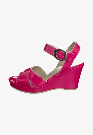 Sandale compensée en vernis rose vif avec une large bride sur les orteils, une sangle de cheville maintenue par une boucle ronde et une semelle intérieure texturée.