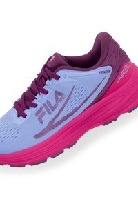 Zapatilla de correr púrpura y azul claro con parte superior de malla texturizada y cuello acolchado. Cuenta con una entresuela rosa y una suela de goma para tracción.