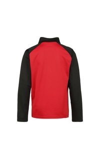 Rot schwarze langärmlige Jacke mit hohem Kragen, ausgestattet mit kontrastierenden Raglanärmeln und einer glatten Stofftextur.