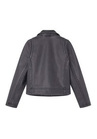 Črna umetna usnjena jakna s klasičnim ovratnikom, dolgimi rokavi in šivi, ki ima skrajšano zasnovo in gladko teksturo.