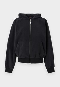 Svart hettegenser med glidelås laget av myk fleece, med hette, to frontlommer, ribbede mansjetter og en avslappet passform. Ingen synlige mønstre eller detaljer.