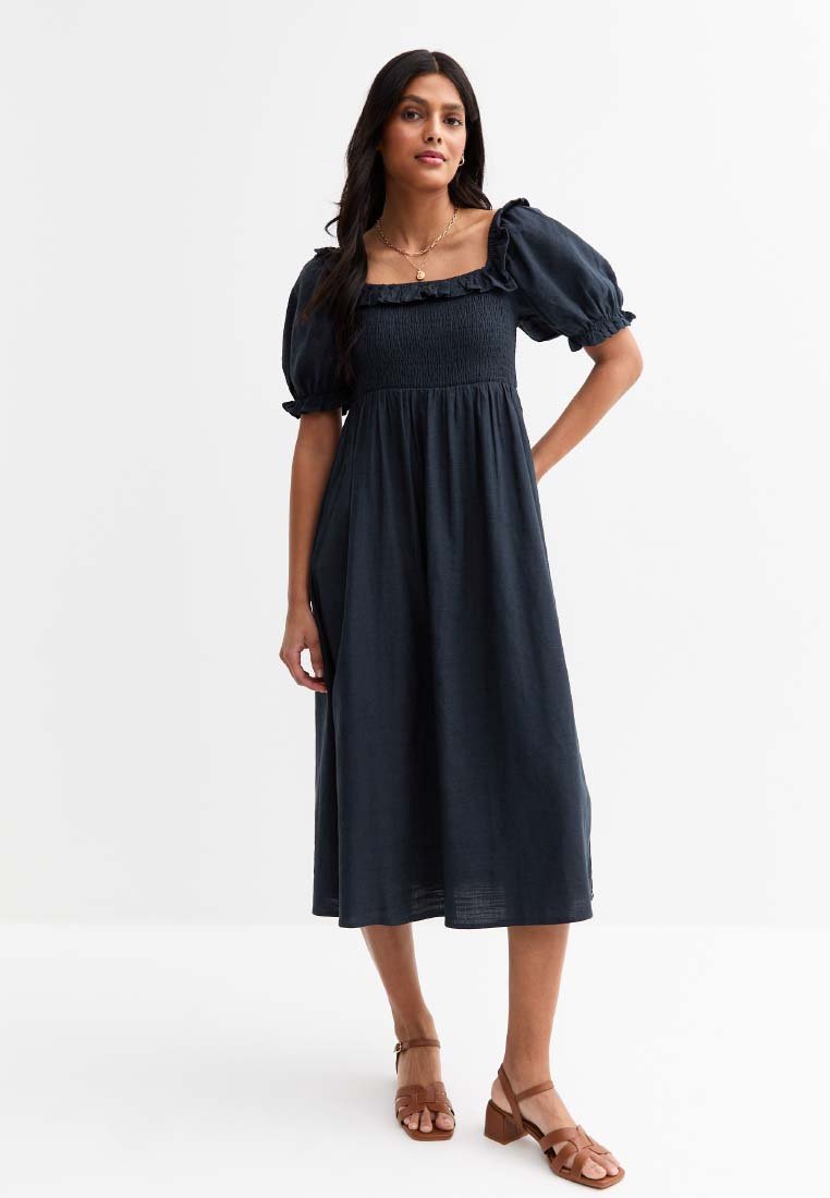 Dunkelblaues, knielanges Kleid aus leichtem Stoff. Verfügt über Puffärmel, einen quadratischen Ausschnitt und ein gerafftes Oberteil.