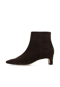 Brauner Wildleder-Stiefelette mit spitzer Kappe, niedrigem Blockabsatz und glatter Textur. Schlichtes Design ohne sichtbare Beschläge oder Muster.