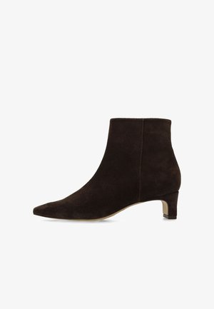 Bruine suède enkellaars met een puntige neus, lage blokhak en een gladde textuur. Strak ontwerp zonder zichtbare metalen onderdelen of patronen.