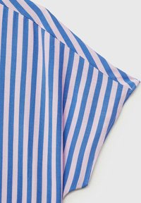 Camicia di cotone a maniche corte con strisce verticali alternate blu e rosa. Presenta una vestibilità rilassata e un colletto senza collarino.