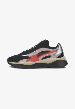 Sort sneakers med en overdel i mesh og syntetisk materiale, accentueret af røde og sølvdetaljer, og med en tyk beige sål og teksturerede mønstre.