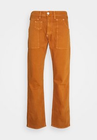 Orange Baumwollhose mit geradem Schnitt, ausgestattet mit zwei vorderen Taschen und einer Gesäßtasche, doppelt genähten Nähten und einem Knopfverschluss.