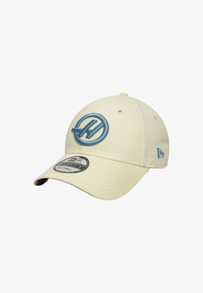 Beżowa czapka baseballowa wykonana z bawełny, z niebieskim haftowanym logo z przodu, regulowany pasek z tyłu i zakrzywionym daszkiem.