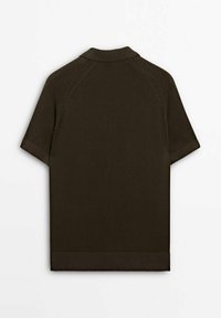 Brązowa krótka koszulka polo z dzianiny z prążkowanym kołnierzykiem i obszyciem. Posiada rękawy raglanowe i miękki, teksturowany materiał.