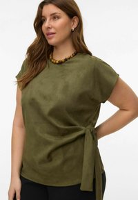 Haut à manches courtes vert olive en tissu doux effet suédé, avec un détail noué à la taille et une coupe décontractée.