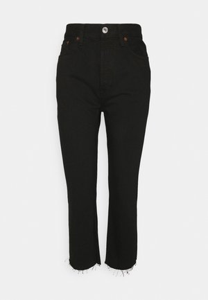 Calças de ganga pretas com cintura alta, cinco bolsos, fecho com zip e bainha desfalcada. Apresentam rebites de cobre e um fecho de botão prateado.