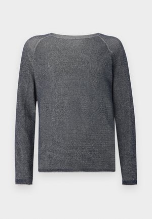Un pull à manches longues en maille texturée de couleur navy. Il présente un col rond et des coutures renforcées au niveau des épaules.