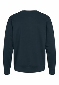 Tamsiai mėlynas džemperis su apvaliu kaklu, ilgomis rankovėmis, įsiūtomis rankogaliais ir apvadu, bei siaura balta juostele aplink kaklą.