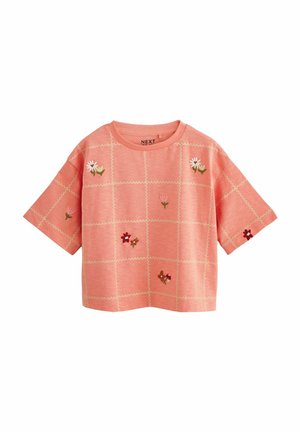 Koralfarvet T-shirt med korte ærmer, der har broderede blomstermotiver og et rutemønster med kontrastsyede detaljer.