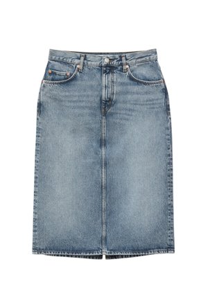 Jupe en denim bleu, taille haute, longueur genou, avec boutons frontaux, fermeture éclair, passants pour ceinture et deux poches avant.