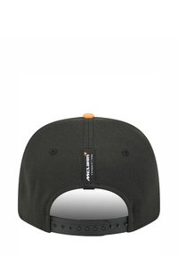 Schwarze Baseballkappe mit flachem Schirm, mit einem orangen Akzentknopf und einem McLaren-Logoetikett auf der Rückseite. Hergestellt aus strukturiertem Stoff.
