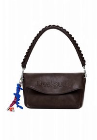 Bruine leren handtas met een gestructureerde afwerking, een gevlochten handvat, het geperste "Desigual"-logo en een kleurrijk bedeltje aan de zijkant.