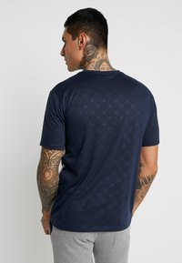Fila NARIMAN TEE - Camiseta estampada - black iris