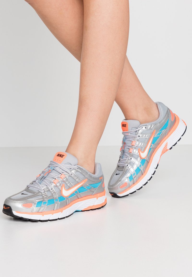 Nike Sportswear - P-6000 - Joggesko - metallic silver/white/hyper crimson/blue fury/black, Forstørre