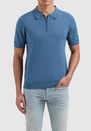 Blauwe polo met korte mouwen en een ritssluiting bij de kraag, gemaakt van een gladde breimateriaal, met een getailleerde silhouet en ribgebreide zoom.