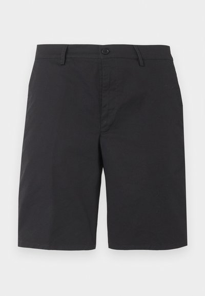 Shorts noirs pour hommes, longueur au genou, avec fermeture à bouton et fermeture éclair, ainsi que passants pour ceinture, présentés sur un fond gris clair uni.