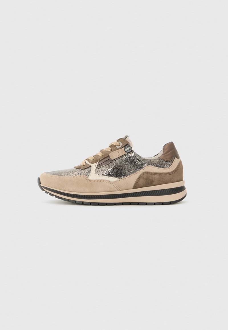 Baskets beige et marron avec panneaux en daim mélangés et texture brillante, lacets beiges et semelle beige rayée noire.