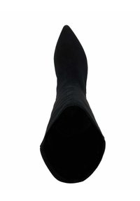 Bottine noire à bout pointu en suède doux, avec un design ajusté et des détails plissés. Texture lisse avec une silhouette élégante.