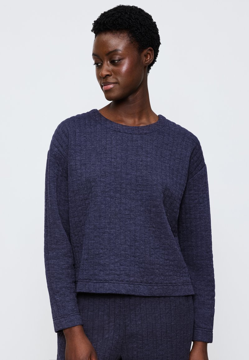 Marineblauer Rundhals-Pullover mit strukturiertem Rippenmuster, langen Ärmeln und lässiger Passform. Hergestellt aus einem weichen, bequemen Stoff.