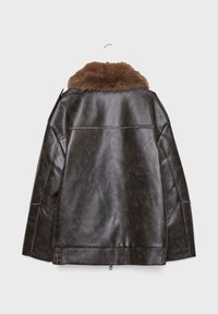 Giacca in pelle marrone con colletto in pelliccia sintetica, caratterizzata da cuciture a vista, una vestibilità rilassata e una tasca laterale con zip all'orlo.
