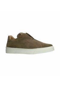 Chaussures en daim marron à enfiler avec une semelle en caoutchouc blanche, présentant une finition lisse et un design minimaliste sans lacets ni éléments visibles.